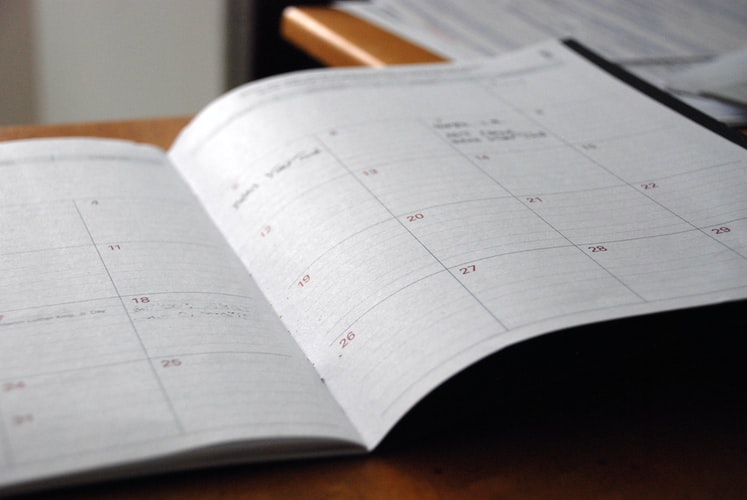 faca-um-calendario-semanal - Descrição: A imagem mostra um calendário, em formato de livro, aberto.