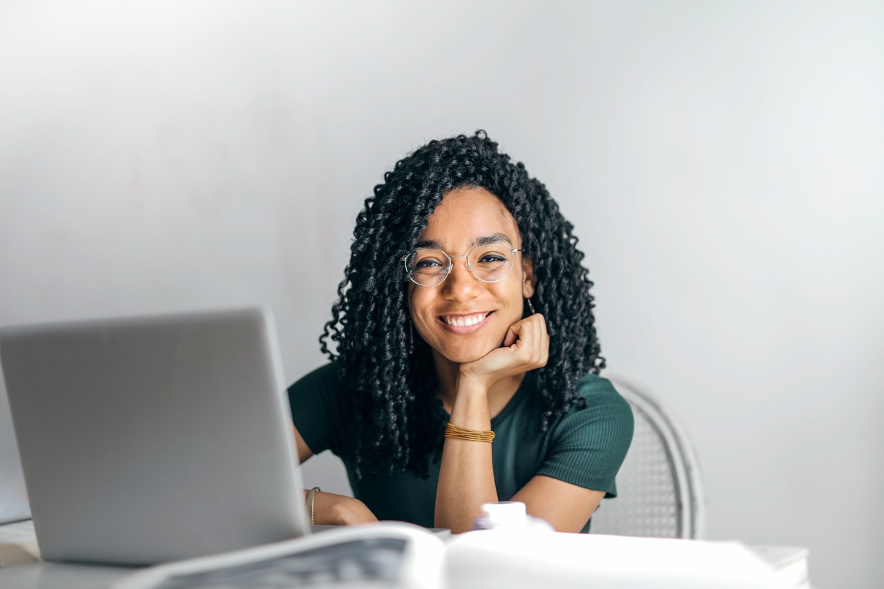 autodisciplina - mulher em frente ao computador sorridente 