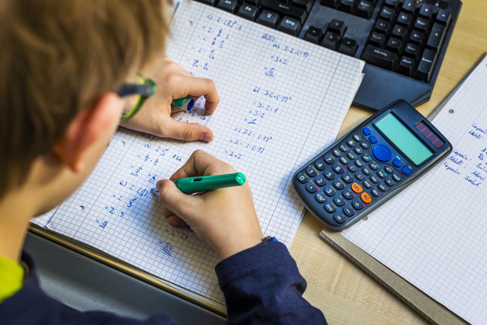 fórmulas de matemática mais importantes para o Enem - menino fazendo cálculos em uma folha quadriculada